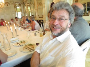 DIRIGENTEN Andrew Wilder ønsker nye medlemmer velkommen til høstsemester. Koret trenger nye stemmer, både kvinner og menn.